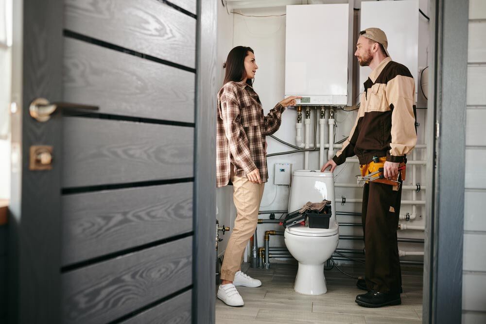 homeowner talking to a plumber Glen Ellyn, IL